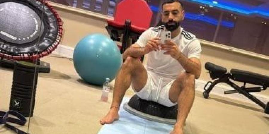 محمد صلاح يستعد لموقعة مانشستر يونايتد فى الجيم على طريقته الخاصة.. صور