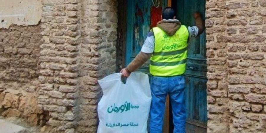 توزيع بطاطين وألحفة بالمجان على 400 أسرة ببني سويف