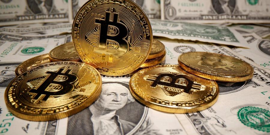 عملة بيتكوين الرقمية تتعافى والسعر يصل إلى 105 آلاف دولار