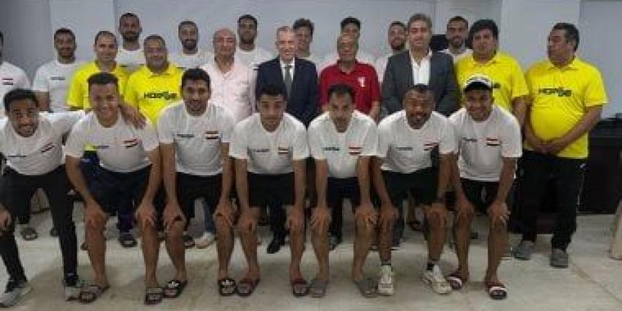 سفير مصر في عمان يلتقي بعثة منتخب الهوكى.. صور