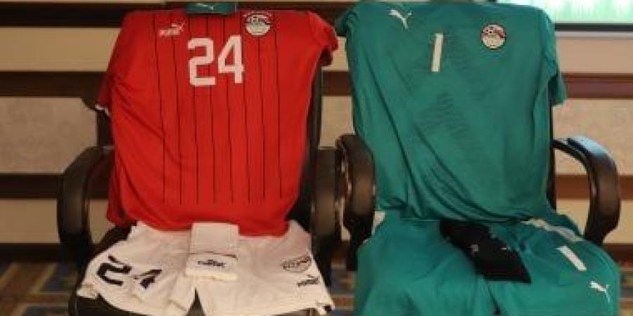 منتخب الكرة النسائية بالقميص الأحمر والشورت والجوارب البيضاء أمام رواندا