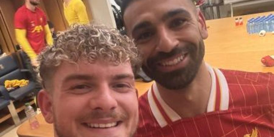 محمد صلاح يحتفل بتألق بديله إليوت بعد قمة بي إس جي ضد ليفربول.. فيديو